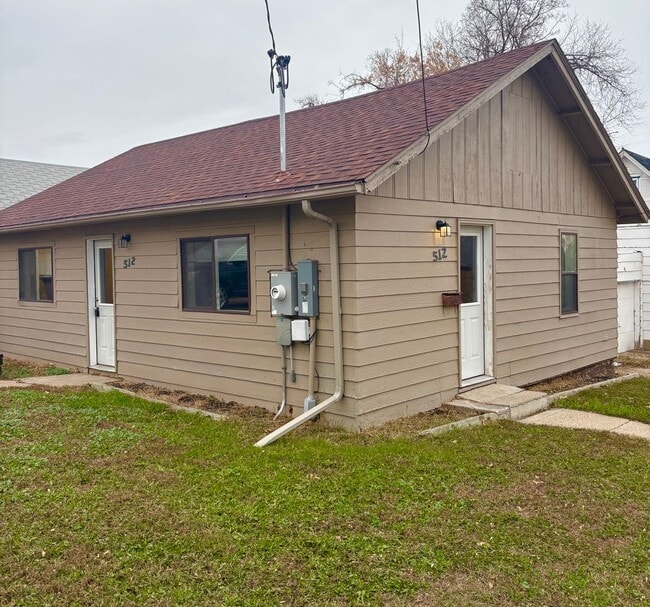 Building Photo - 2 Bedroom House!