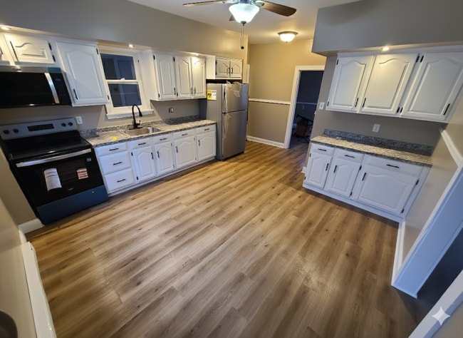 Building Photo - 130 Woodlawn Ave Unit Front