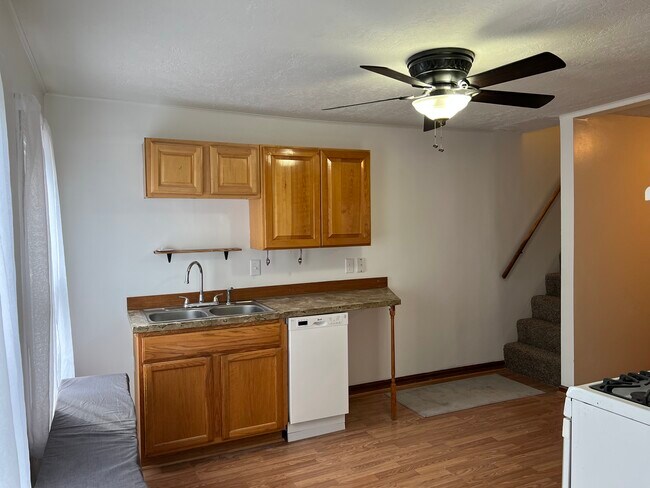 Unit B - Kitchen - 4755 E Prospect St