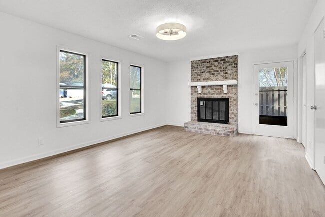 Photo - 1010 Mathews Ct