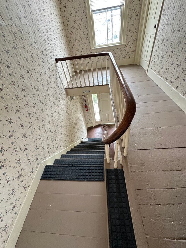 Building Photo - 29B Broad St Unit 29 B Broad Street