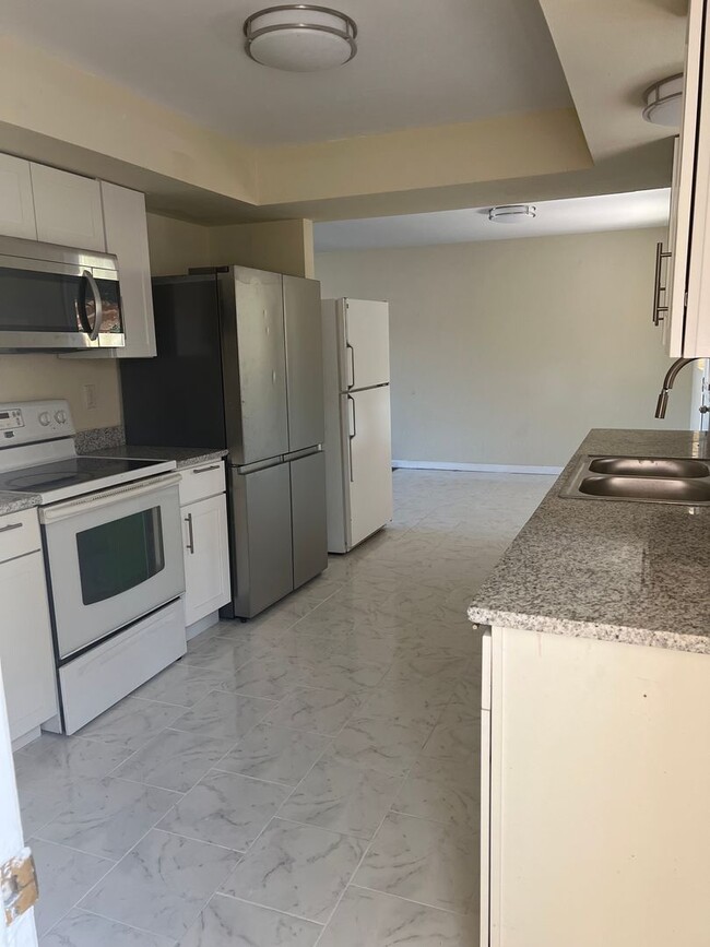 Newly Remodeled Duplex with 2 Large Fenced... - Newly Remodeled Duplex with 2 Large Fenced... House