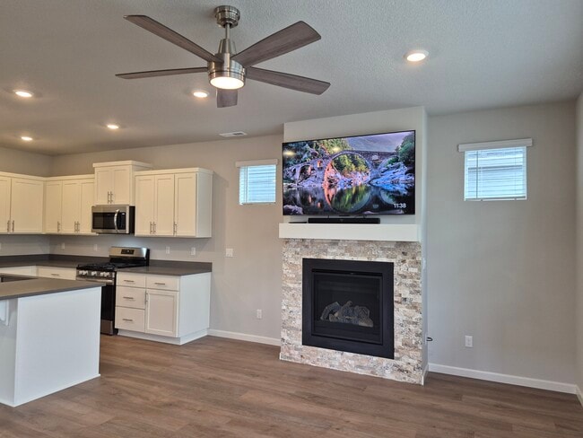 Living Area w/Ceiling Fan - 31741 NW Blake Terr