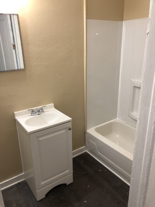 Photo - Super 1 bedroom, 1 bath for rent Unit Upper Front