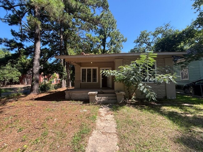 Building Photo - Spacious 2 Bedroom Home