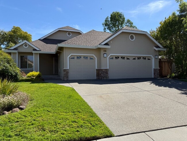 Building Photo - Large Single Level 4 Bedroom 2 Bathroom Home located in Northeast Rohnert Park