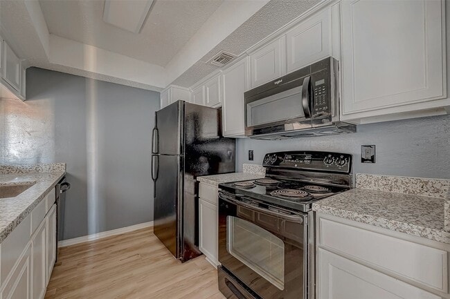 Photo - 2830 S Bartell Dr Unidad 311