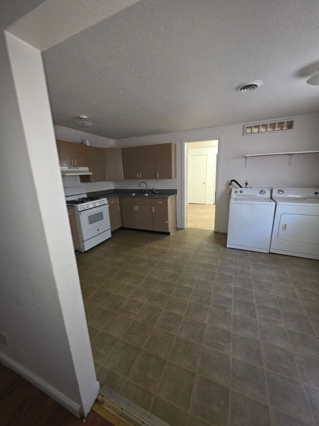 Building Photo - 2127 Lincoln Ave Unit 1 Rental