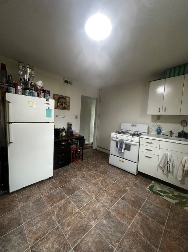 Building Photo - 320 Stewart St