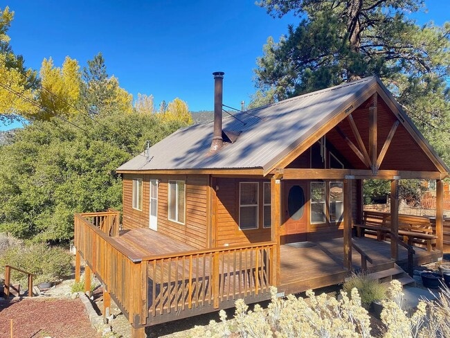 Building Photo - Move-In Ready 2-Bedroom Cabin-Style Home with Deck, Knotty Pine & HOA Included in Pine Mountain Club
