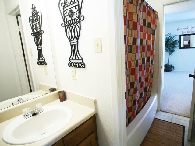 Las Colinas Apts.