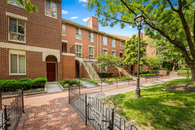 Building Photo - 21 Andrew Pl Unit 21 Andrew