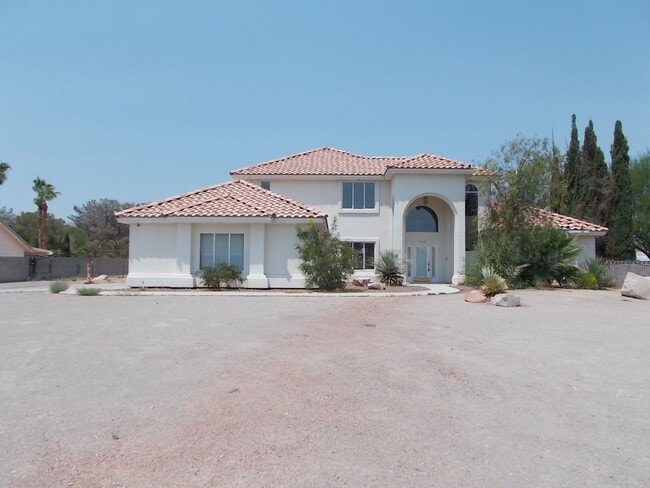 Building Photo - Spacious Estate on Nearly an Acre! Rental