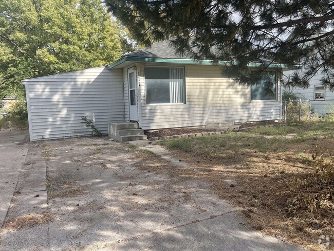 Building Photo - Pet Friendly, two bedroom, one bathroom, h... Rental