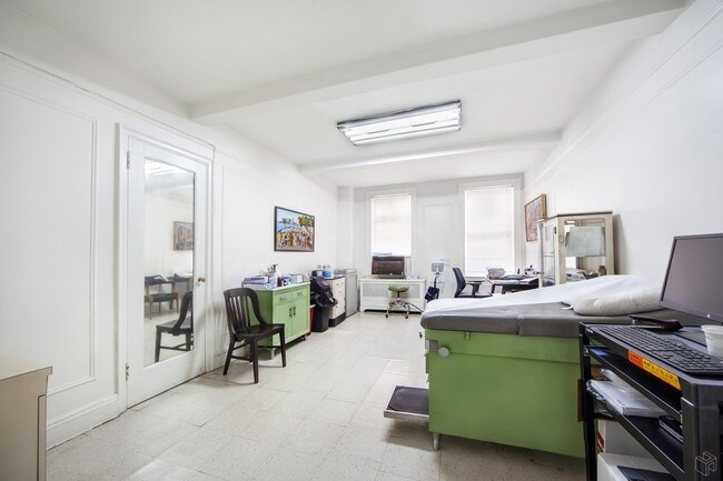 Photo - 12 W 96th St