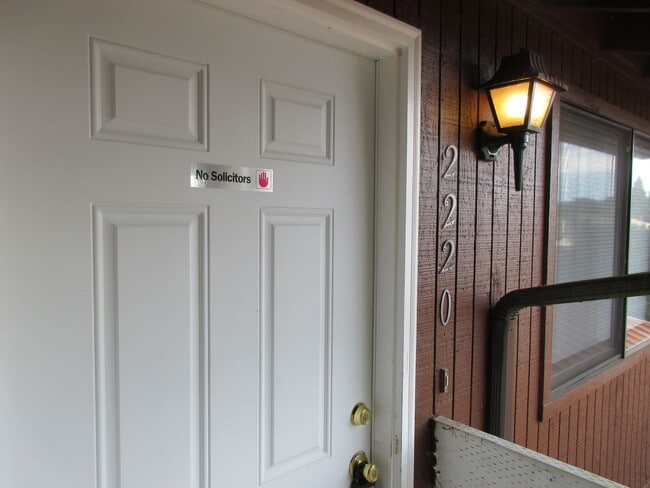 Building Photo - Large 2 bedroom w/ Garage Unit 2220