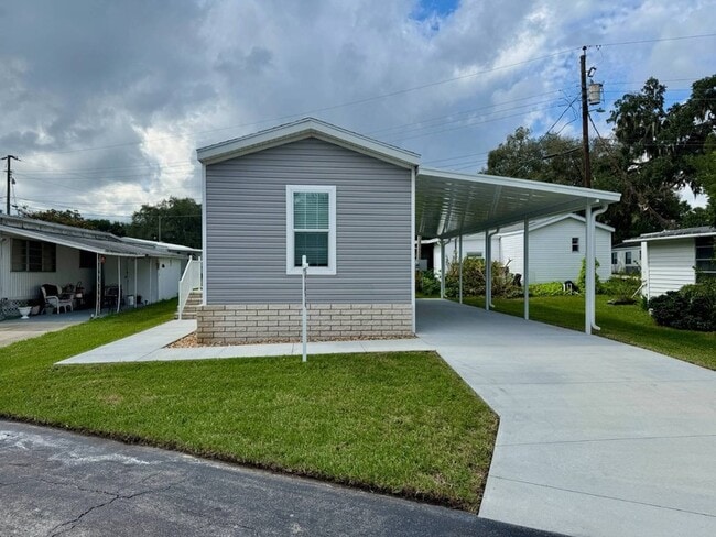 887 E Colonial Cir