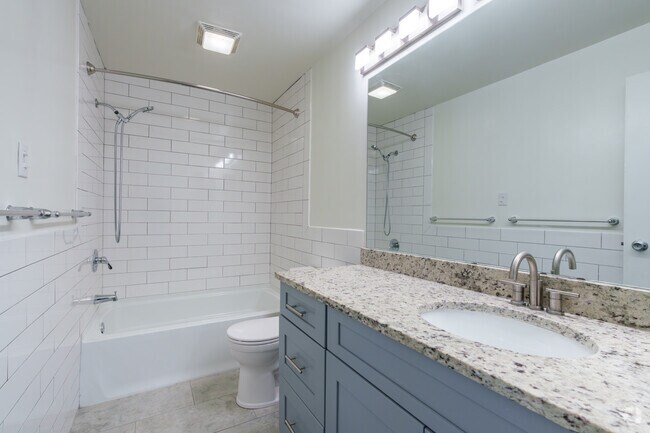 1BR, 1BA - 876SF - Bathroom