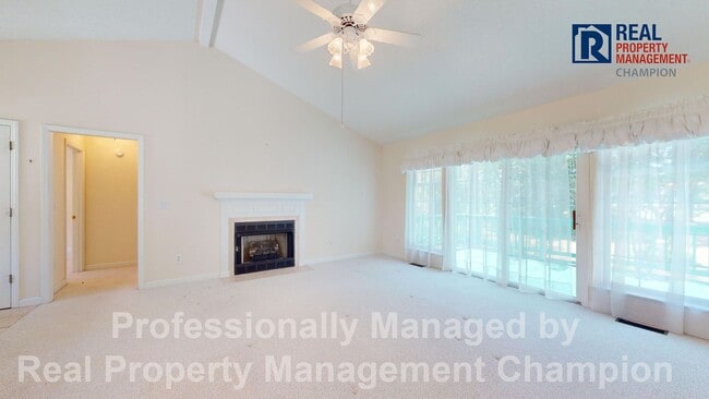 Photo - Vintage 3 Bedroom 2 Bathroom in the covete...