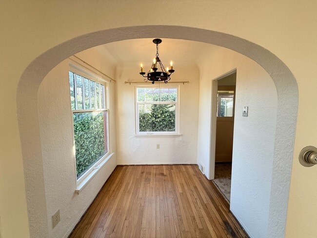 Building Photo - Vintage Charmer with Mountain View