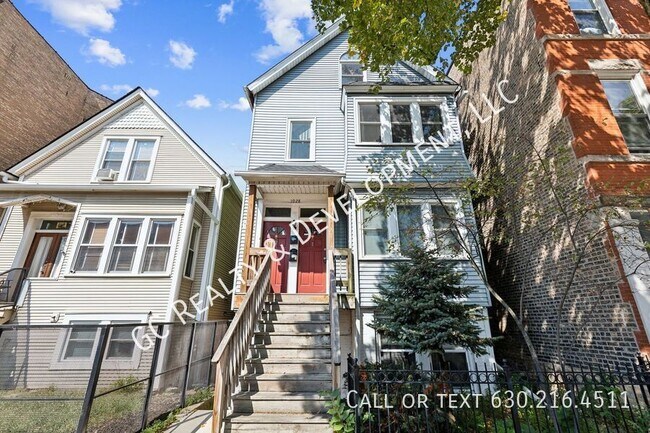 Building Photo - 1028 W Roscoe St Unit 1