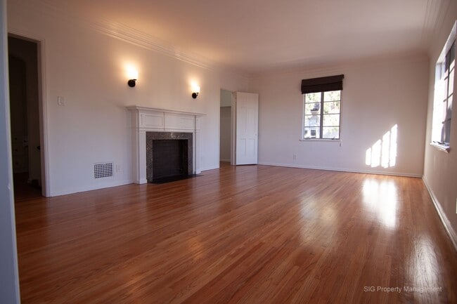 Building Photo - Hillside, 7101-7111 1/2 Unit 7111