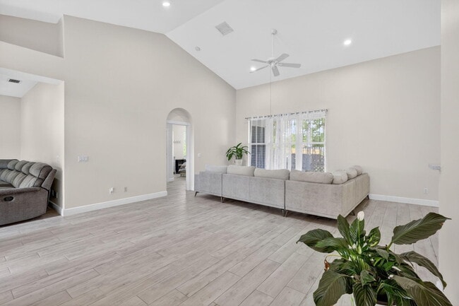 Photo - 1571 SW Hunnicut Ave