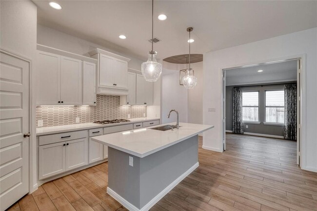 Photo - 305 Langhorne Bnd