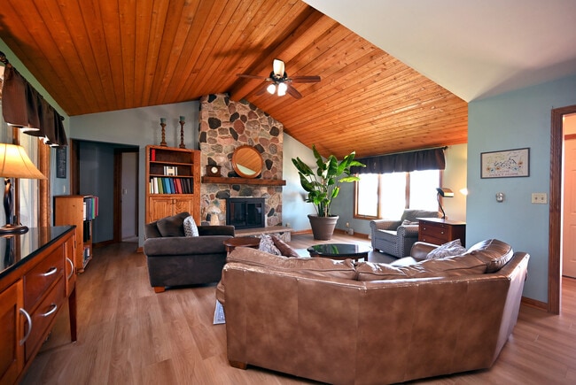 Photo - 202 Lac La Belle Dr