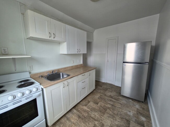 Building Photo - 429 Qu'Appelle Ave Unit 9