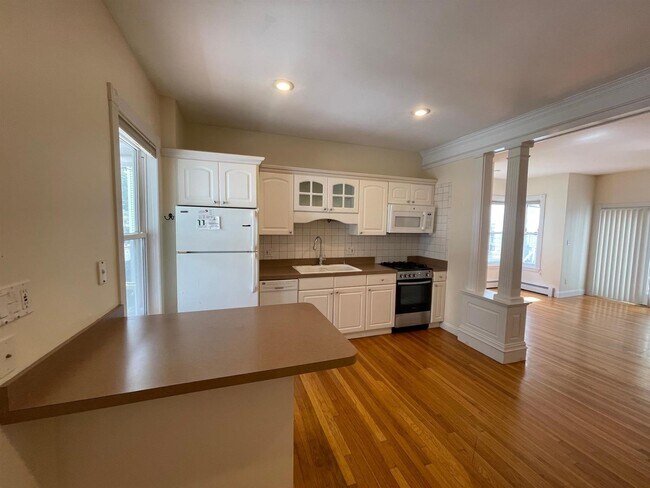 Building Photo - 7 Locke St Unit 3