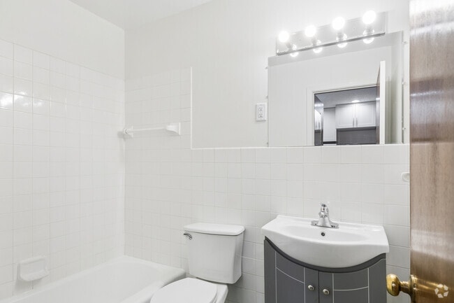 1BR, 1BA - 600SF - Bathroom - 730 Fairview Ave N