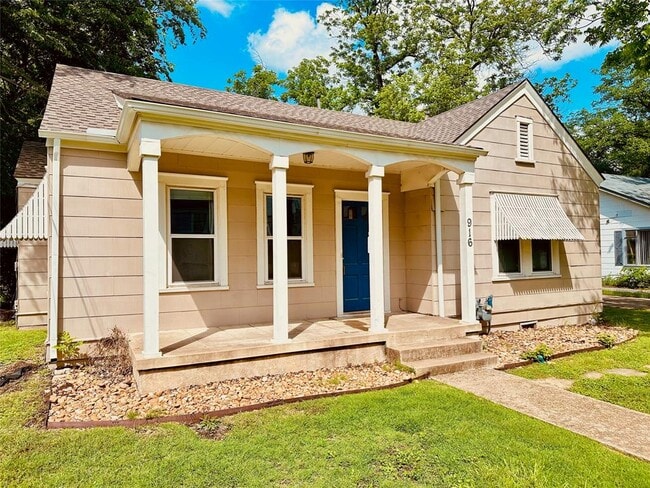 Photo - 916 E 37th St