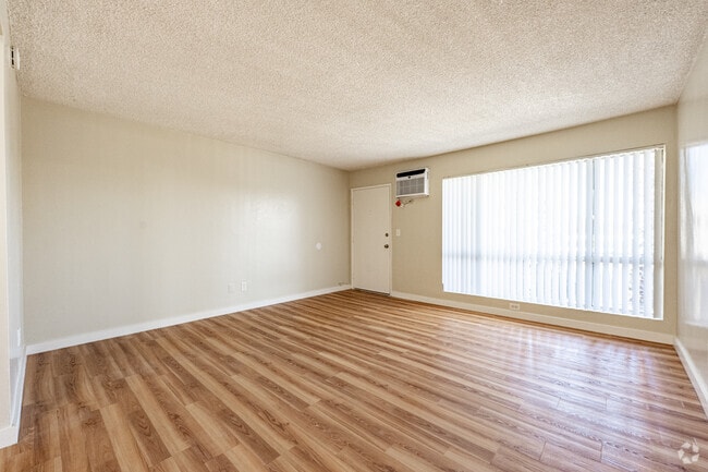 2BR, 1BA - 953SF - Living Room