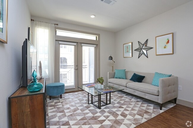 Photo - One Month Free + Prime Location! Unidad HMP1