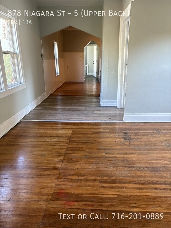 Photo - 878 Niagara St Unit 5 (Upper Back)