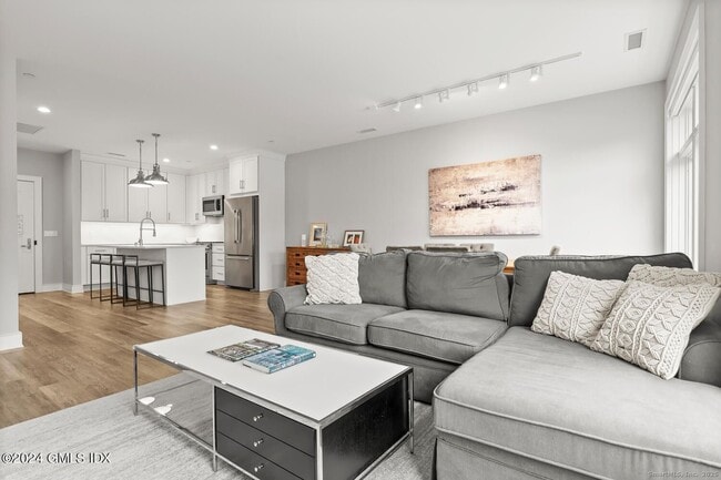 Photo - 1381 E Putnam Ave