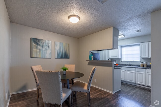 2BR, 1BA - 944 SF