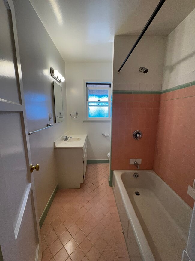 Photo - 4045 E 8th St Unidad G