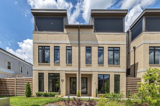 Building Photo - Stunning Salemtown Townhome With Fenced In Yard