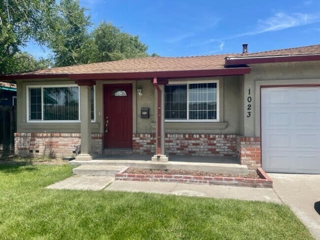 Building Photo - Charming house in an established quiet neighborhood in a court