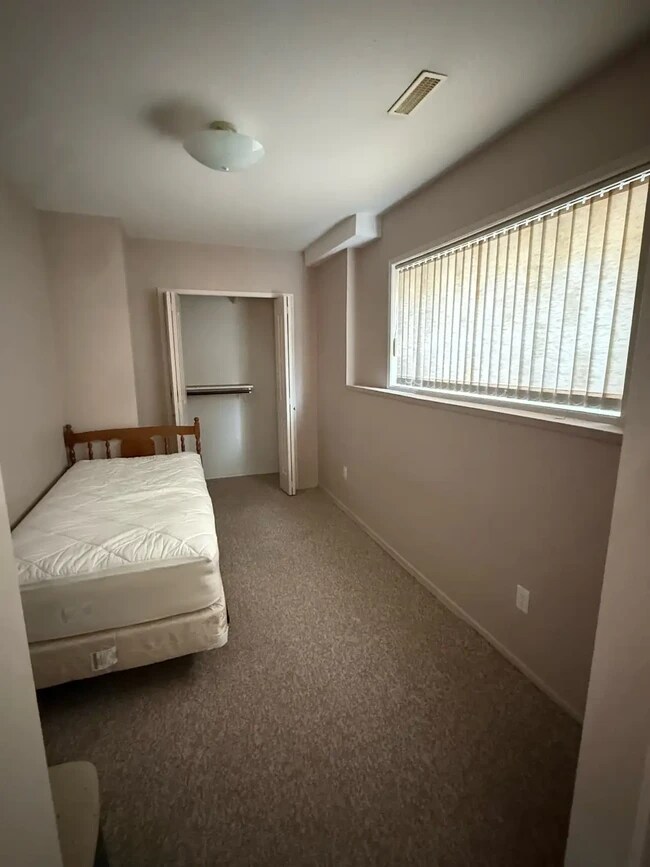 15154 Beachview Av Unit Executive Furnished 2 Bedroom Suite