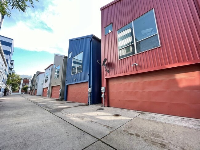 Building Photo - Dallas 3 story Loft