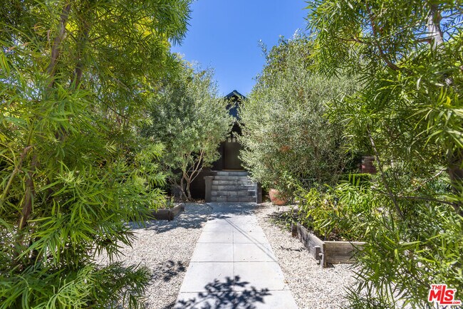 Photo - 1801 Redcliff St