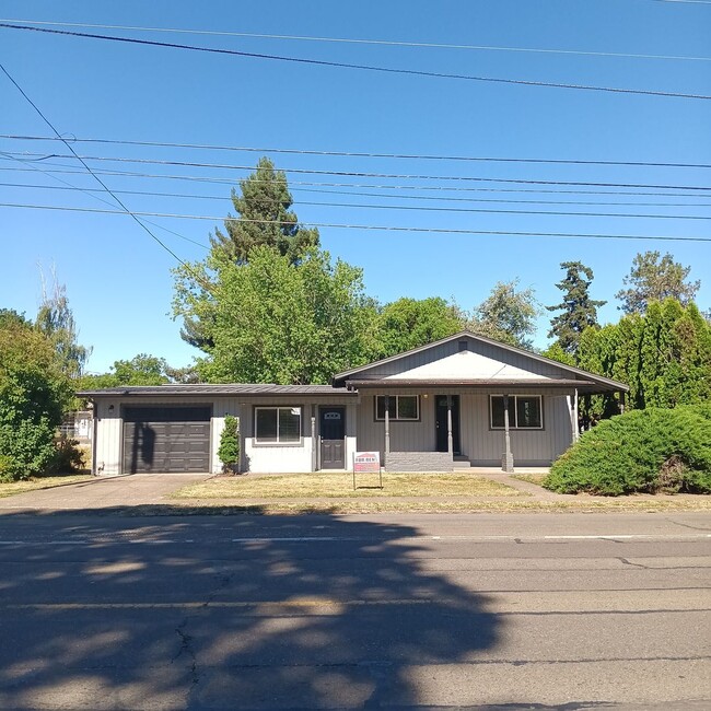 Building Photo - Best of Life!  Enjoy Home While Building Your Empire in Jefferson Oregon!