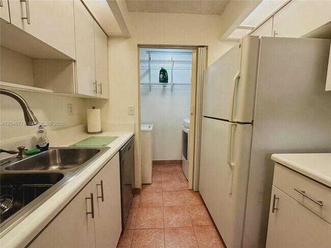 927 NE 199th St Unit 101
