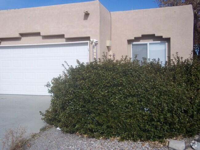 Building Photo - 5901 Camino de la Luna NW Rental