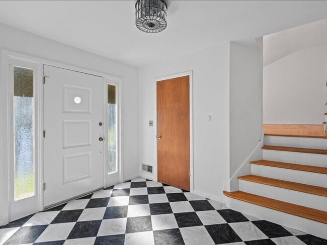 Photo - Spacious Well Maintained 3 Bedroom 2.5-Bat...