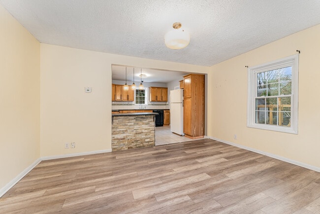 Photo - 7831 Summerfield Rd