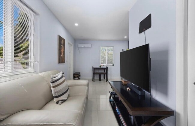 Building Photo - 6010 NW 38th St Unit 1